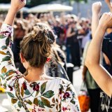 Le féminicide et l'infanticide de Givisiez le 5 juillet avait suscité une mobilisation d'hommage quatre jours plus tard à Fribourg. KEYSTONE/JEAN-CHRISTOPHE BOTT